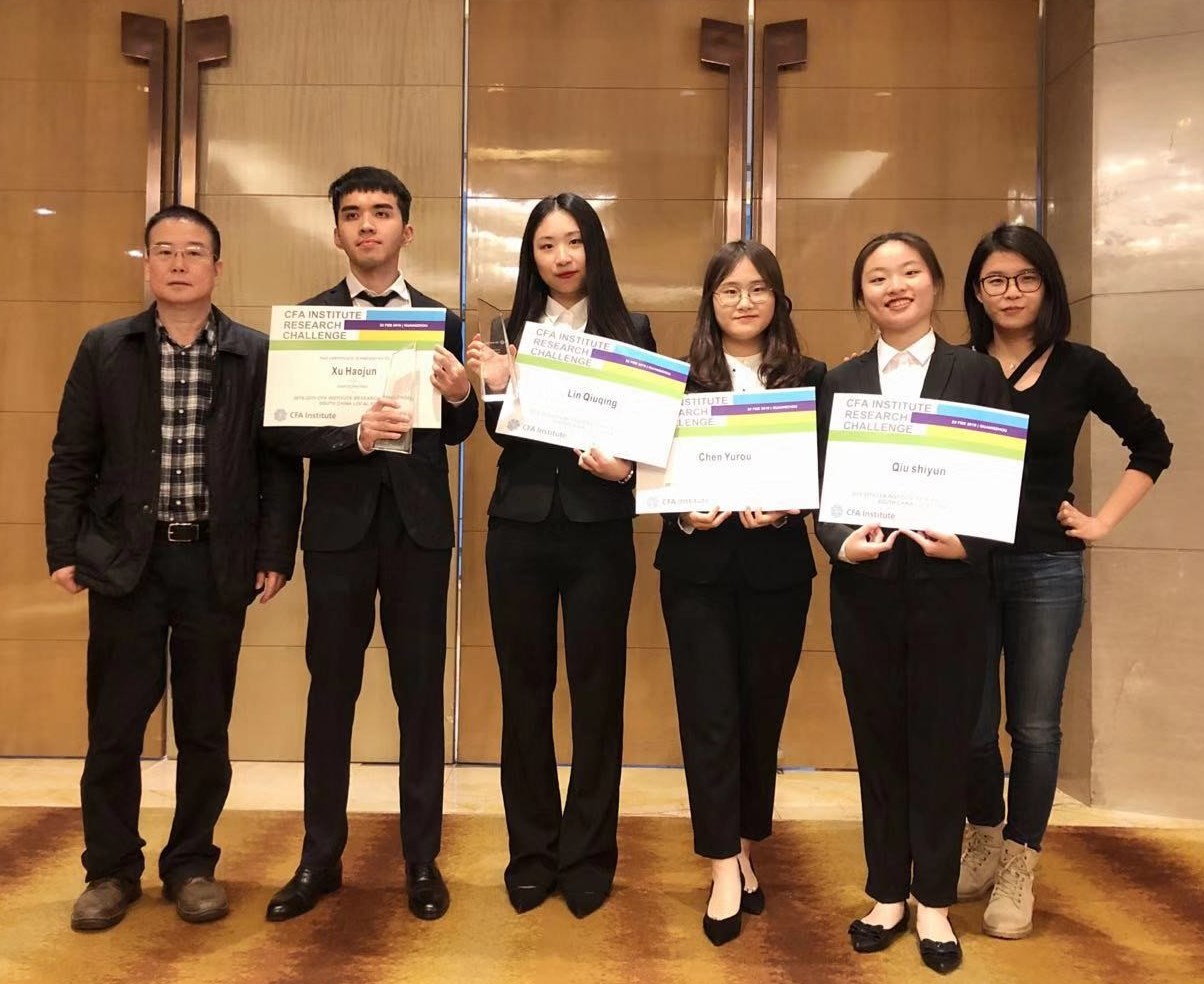 四位队员与金投公司党总支书记和指导老师合影